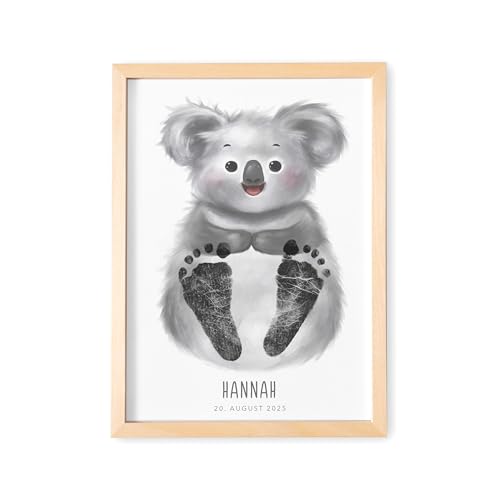 DEL MÀ Unique & Personal Fußabdruck Baby Tierbild personalisiertes Koala Bild für Babyzimmer Deko Kinderzimmer Neugeborenen Geschenk zur Geburt (OHNE FARBE | DIN A4) von DEL MÀ Unique & Personal