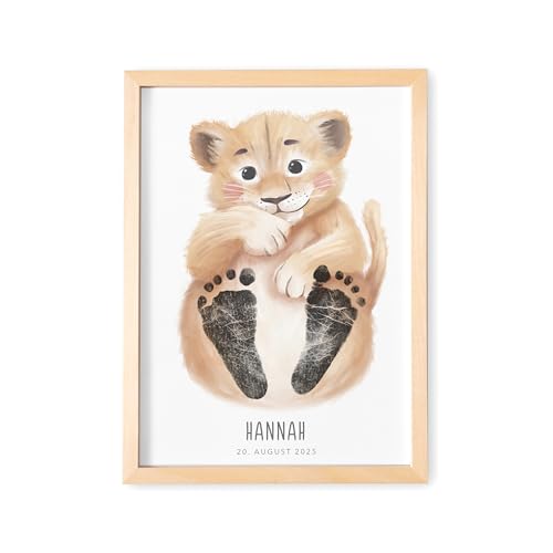 DEL MÀ Unique & Personal Fußabdruck Baby Tierbild personalisiertes Löwen Bild für Babyzimmer Deko Kinderzimmer Neugeborenen Geschenk zur Geburt (OHNE FARBE | DIN A3) von DEL MÀ Unique & Personal