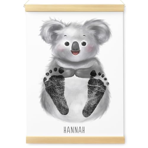 DEL MÀ Unique & Personal Fußabdruck Baby Tierbild personalisiert Babygeschenk Koala Poster Babyzimmer Deko Geschenk inkl. Posterleisten (OHNE Farbe | DIN A4) von DEL MÀ Unique & Personal