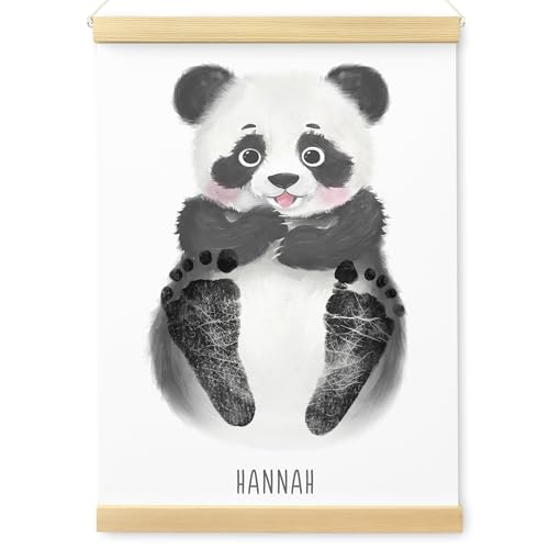 DEL MÀ Unique & Personal Fußabdruck Baby Tierbild personalisiert Babygeschenk Panda Poster Babyzimmer Deko Geschenk inkl. Posterleisten (OHNE Farbe | DIN A3) von DEL MÀ Unique & Personal