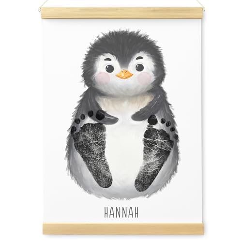 DEL MÀ Unique & Personal Fußabdruck Baby Tierbild personalisiert Babygeschenk Pinguin Poster Babyzimmer Deko Geschenk inkl. Posterleisten (OHNE Farbe | DIN A4) von DEL MÀ Unique & Personal