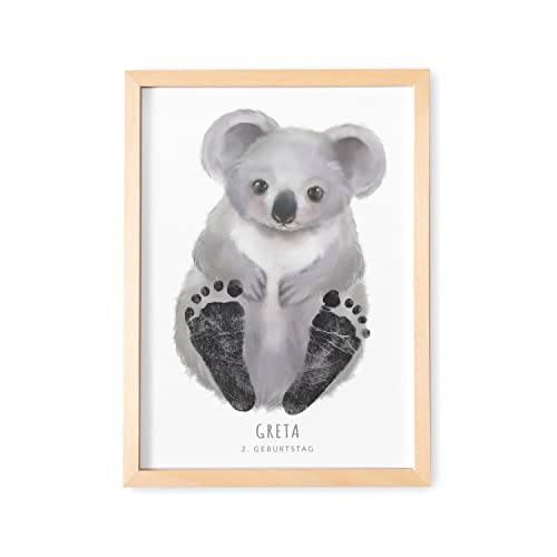 DEL MÀ Unique & Personal Baby Fußabdruck Bild Mit Rahmen Personalisiertes Tier Poster Für Babyzimmer Kinderzimmer (OHNE FARBE) (Koala, DIN A3 | Fußlänge 9-16cm | Alter 6 Mon. - 4 Jahre) von DEL MÀ Unique & Personal