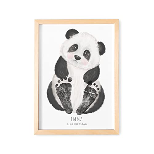 DEL MÀ Unique & Personal Baby Fußabdruck Bild Mit Rahmen Personalisiertes Tier Poster Für Babyzimmer Kinderzimmer (OHNE FARBE) (Panda, DIN A4 | Fußlänge bis 6cm | Alter bis 6 Monate) von DEL MÀ Unique & Personal