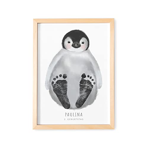 DEL MÀ Unique & Personal Baby Fußabdruck Bild Mit Rahmen Personalisiertes Tier Poster Für Babyzimmer Kinderzimmer (OHNE FARBE) (Pinguin, DIN A4 | Fußlänge bis 6cm | Alter bis 6 Monate) von DEL MÀ Unique & Personal