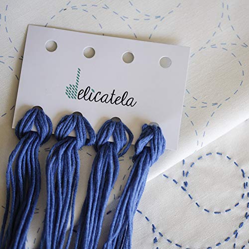 DELICATELA Sashiko | Japanisches Stickerei-Set | Stoff 68 cm x 34 cm vorgedruckt (30 cm x 30 cm) | Naturgarn | lange Nadel | Stickanleitung | Lockenmuster (weiß) von DELICATELA