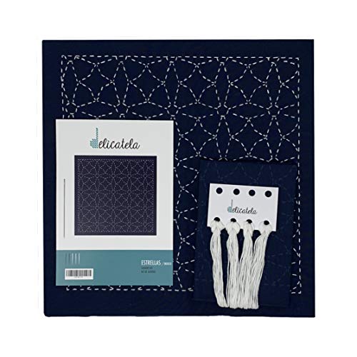 DELICATELA Sashiko Stickset Japanisches Stickset, 68 cm x 34 cm, vorbedruckter Stoff (30 cm x 30 cm), Naturgarn, Nadel, Stickanleitung, Motiv: Sterne, Indigoblau von DELICATELA