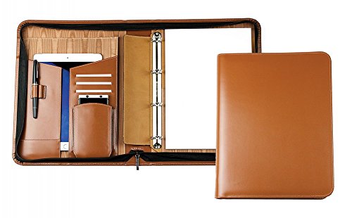 DELMON VARONE - Personalisierbare Tablet & Smartphone Schreibmappe DIN A4 XXL Cambridge Top Grain Leder braun, Businessmappe inkl. Ringbuch, Notizblock, Stiftschlaufe, Steckfächer & Reißverschluss DELMON VARONE - Personalisierbare Tablet & Smartphone Schreibmappe DIN A4 XXL Cambridge Top Grain Leder braun, Businessmappe inkl. Ringbuch, Notizblock, Stiftschlaufe, Steckfächer & Reißverschluss von DELMON VARONE - FINE LEATHERGOODS MADE IN GERMANY