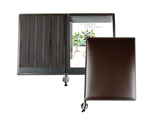 DELMON VARONE - Personalisierbare Urkundenmappe DIN A4 aus Cambridge Top Grain Leder braun, Dokumentenmappe mit 2 Einsteckleisten, Hardcover & Moiré Innenfutter für Dokumente, Zeugnisse & Urkunden DELMON VARONE - Personalisierbare Urkundenmappe DIN A4 aus Cambridge Top Grain Leder braun, Dokumentenmappe mit 2 Einsteckleisten, Hardcover & Moiré Innenfutter für Dokumente, Zeugnisse & Urkunden von DELMON VARONE - FINE LEATHERGOODS MADE IN GERMANY