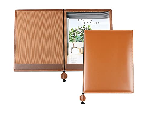 DELMON VARONE - Personalisierbare Urkundenmappe DIN A4 aus Cambridge Top Grain Leder braun, Dokumentenmappe mit 2 Einsteckleisten, Hardcover & Moiré Innenfutter für Dokumente, Zeugnisse & Urkunden DELMON VARONE - Personalisierbare Urkundenmappe DIN A4 aus Cambridge Top Grain Leder braun, Dokumentenmappe mit 2 Einsteckleisten, Hardcover & Moiré Innenfutter für Dokumente, Zeugnisse & Urkunden von DELMON VARONE - FINE LEATHERGOODS MADE IN GERMANY