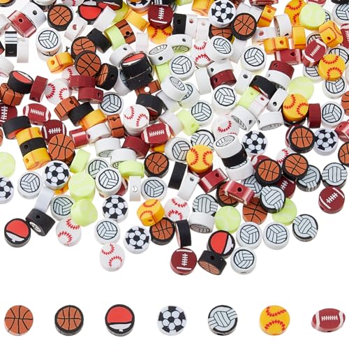 DICOSMETIC 300 Stück Sport Themen Perlen 9.5x4.5mm Polymer Clay Perlen Freundschafts Sportarmbandperle Fußball Basketball Rugby Volleyball Baseball Perle Für Schmuckherstellung von DICOSMETIC