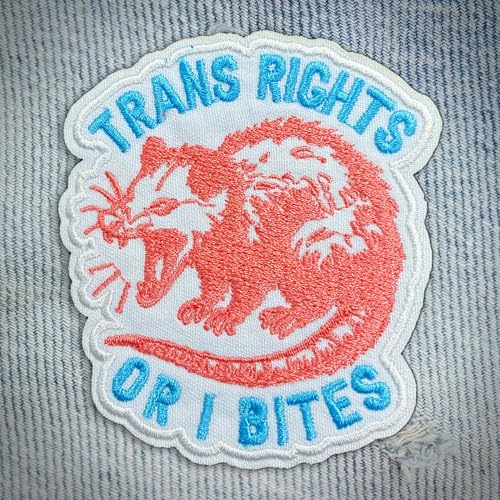 Trans Rights Or I Bites Patch Possum bestickte Flicken Feminist Liberal LGBTQ Funny Queer Aufnäher zum Aufnähen / Aufbügeln für Jacken, Rucksack, Hut, Uniform, DIY Patches Geschenke für Sie und Ihn von DINKOUTER