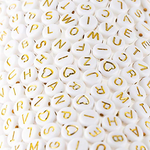 500 Stück Acryl-Alphabet-Buchstabenperlen Gold auf Weiß Namensarmbänder für Schmuckherstellung (Goldonweiß) (Goldonweiß) von Gxueshan