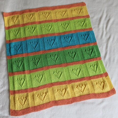 Babydecke, Plaid, Krabbeldecke mit eingestricken Laceherzen