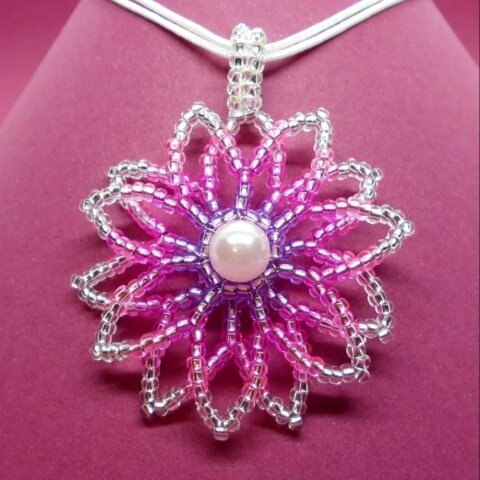 Bastelanleitung Perlen-Anhänger Dahlia Bastelanleitung Perlen-Anhänger Dahlia