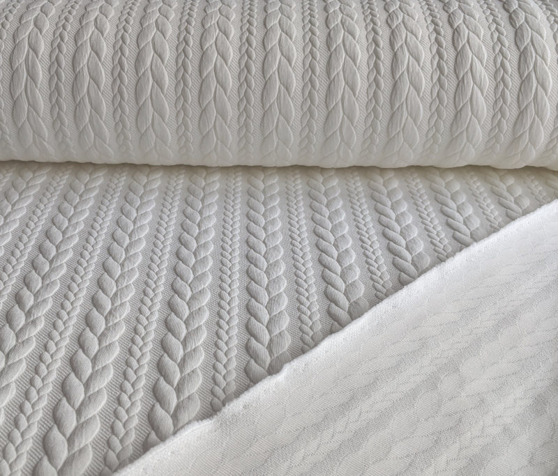 Dehnbarer Strickstoff mit Zopfmuster, Ecru - 150 cm