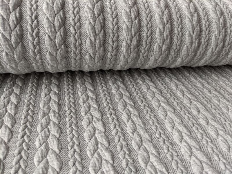 Dehnbarer Strickstoff mit Zopfmuster, Hellgrau - 100 cm Dehnbarer Strickstoff mit Zopfmuster, Hellgrau - 100 cm