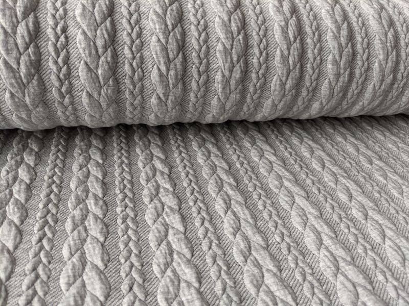 Dehnbarer Strickstoff mit Zopfmuster, Hellgrau - 100 cm