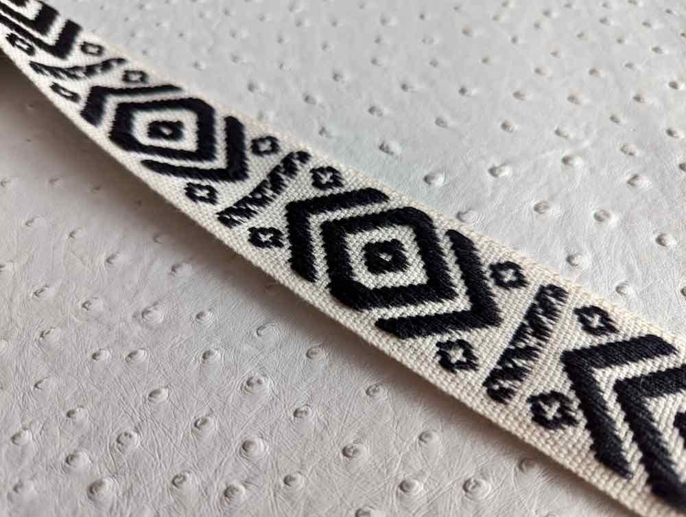 Gurtband, Ethno Schwarz / Weiß, 40 mm / ab 1 Meter Länge - Taupe Gurtband, Ethno Schwarz / Weiß, 40 mm / ab 1 Meter Länge - Taupe