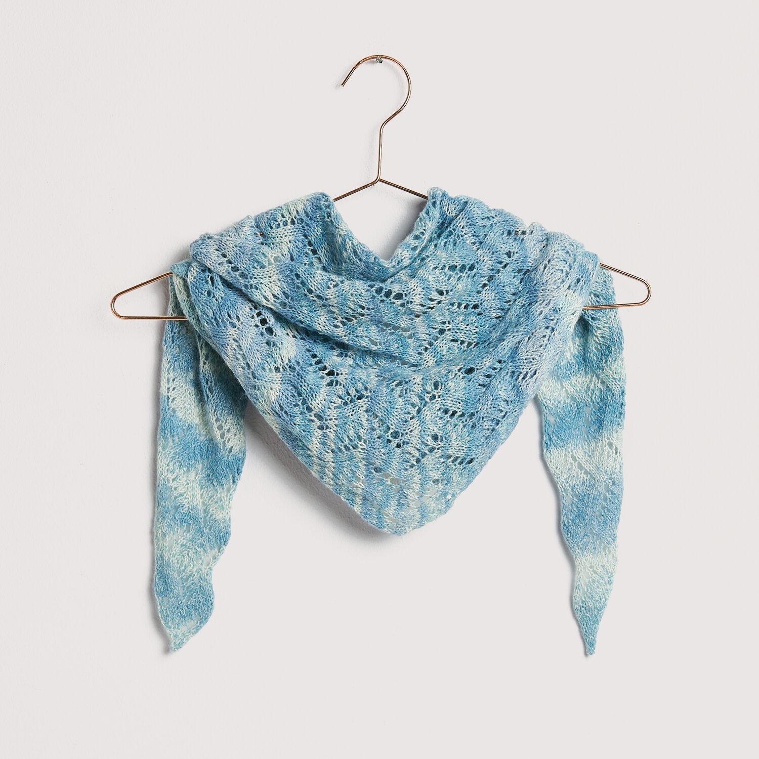 Strickset Dreieckstuch Modell 25 aus Die Neue Masche No. 12 Strickset Dreieckstuch Modell 25 aus Die Neue Masche No. 12