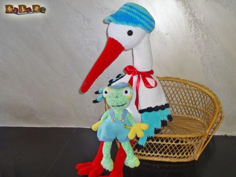 Herr Storch Blu Adebar im Anflug, mit Baby Frosch Fridolin