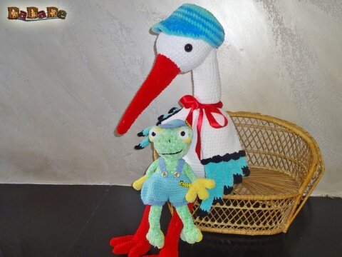 Herr Storch Blu Adebar im Anflug, mit Baby Frosch Fridolin Herr Storch Blu Adebar im Anflug, mit Baby Frosch Fridolin