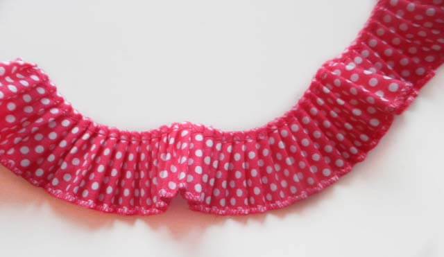 Stabiles Rüschenband, Pink mit weißen Punkten, 30 mm breit - 2-m