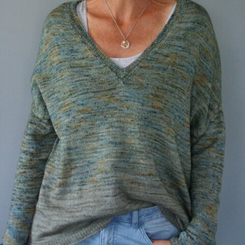 Strickanleitung: ''Comfy V-Neck Sweater'' mit V Ausschnitt