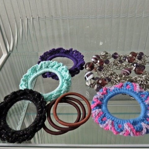 Umhäkeltes Haargummi in verschiedenen Varianen