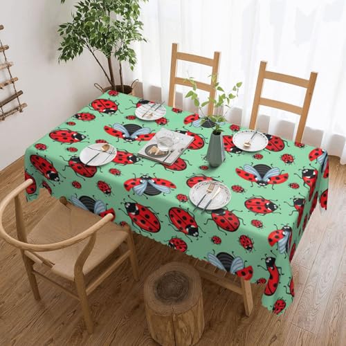 DKGOHLP Tischdecke mit roten Marienkäfern auf blauem Hintergrund, 137 x 183 cm, knitterfrei, Esstischtuch für Tische für Weihnachtsfeiern DKGOHLP Tischdecke mit roten Marienkäfern auf blauem Hintergrund, 137 x 183 cm, knitterfrei, Esstischtuch für Tische für Weihnachtsfeiern von DKGOHLP