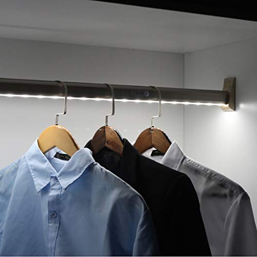 DUBTEDHOU Ausziehbare Kleiderschrankstange aus Stahl, Kleiderstange for Aufhängen von Kleidung, mit integrierter LED-Beleuchtung, mit Lithiumbatterie betrieben(1000mm) von DUBTEDHOU