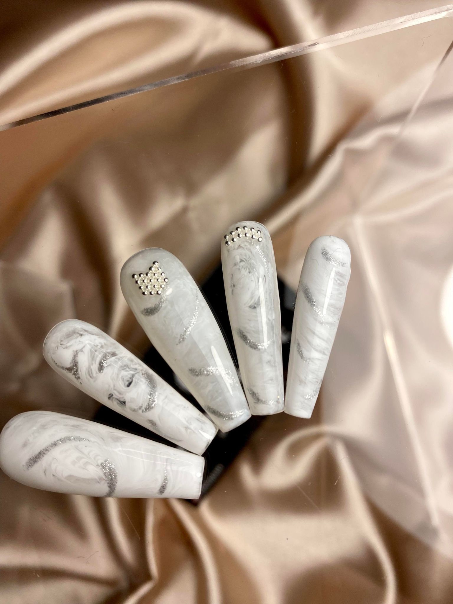 Weiße Marmor Strasssteine Gel Press-On Nails | Geschenke Für Sie Dana Elite von DanaEliteNails