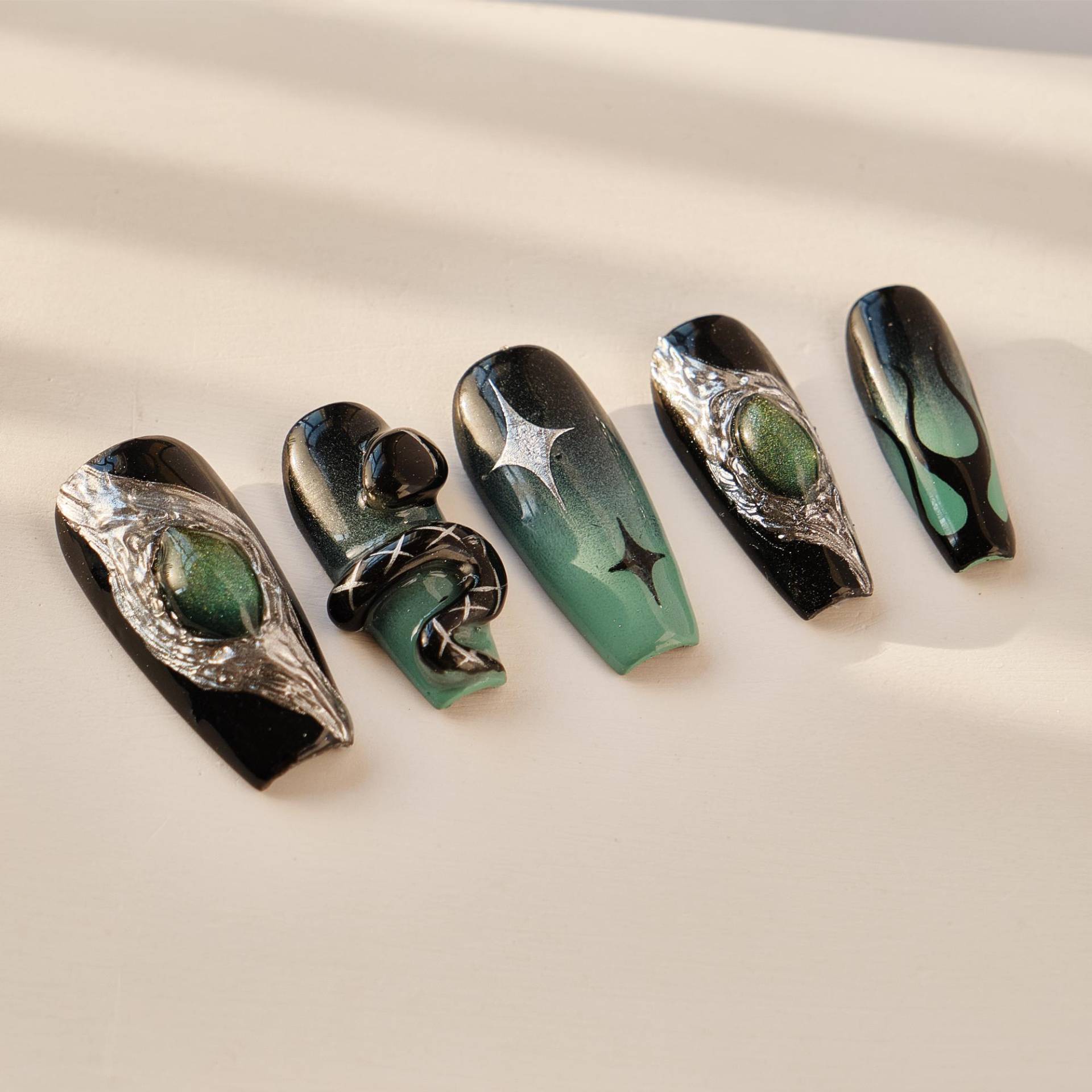 Handbemalte Schwarze Schlangennägel, Ombre Grüne Nägel, Geschenknägel, Individuell Angefertigte Press On Nails, Künstliche Acrylnägel Handbemalte Schwarze Schlangennägel, Ombre Grüne Nägel, Geschenknägel, Individuell Angefertigte Press On Nails, Künstliche Acrylnägel von Dechanail