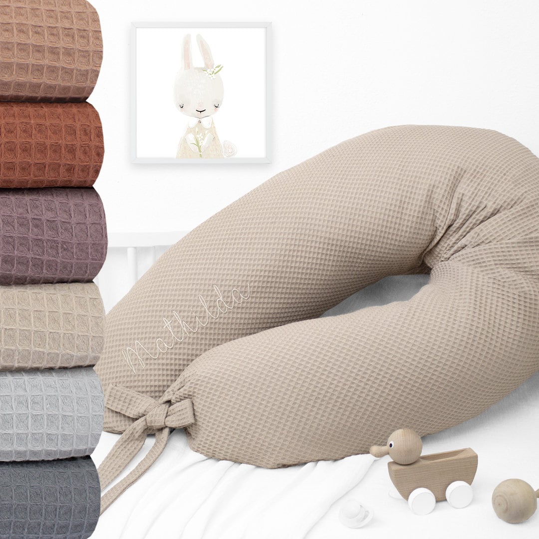 stillkissen Set Kissen Inkl. Bezug Xxl Wunschname Bestickt Seitenschläferkissen 190 cm Waffelpiqué 100% Baumwolle Boho stillkissen Set Kissen Inkl. Bezug Xxl Wunschname Bestickt Seitenschläferkissen 190 cm Waffelpiqué 100% Baumwolle Boho von DeinLieblingsteil