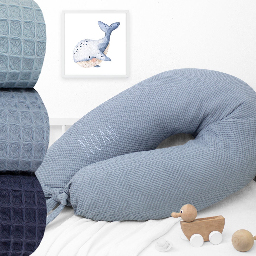 stillkissen Set Kissen Inkl. Bezug Xxl Wunschname Bestickt Seitenschläferkissen 190 cm Waffelpiqué 100% Baumwolle Jungs stillkissen Set Kissen Inkl. Bezug Xxl Wunschname Bestickt Seitenschläferkissen 190 cm Waffelpiqué 100% Baumwolle Jungs von DeinLieblingsteil