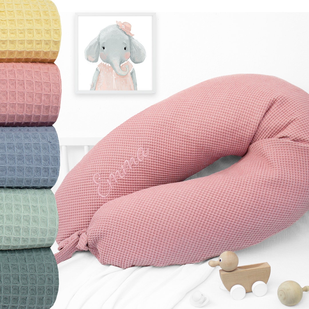 stillkissen Set Kissen Inkl. Bezug Xxl Wunschname Bestickt Seitenschläferkissen 190 cm Waffelpiqué 100% Baumwolle Pastell stillkissen Set Kissen Inkl. Bezug Xxl Wunschname Bestickt Seitenschläferkissen 190 cm Waffelpiqué 100% Baumwolle Pastell von DeinLieblingsteil