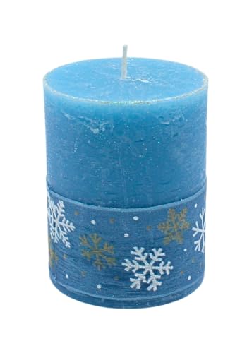 Dekohelden24 Blaue - Stumpenkerze Rustikal mit Schneeflocken und Glitter in Geschenkfolie mit Schleife, H/Ø 9 cm x 7 cm, 290g. von Dekohelden24
