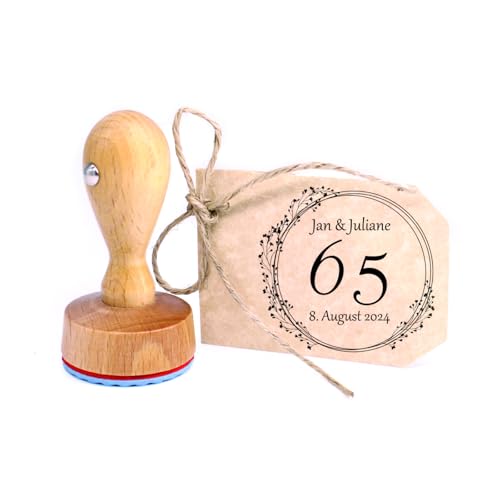 Dekolando Hochzeit Stempel Hochzeitstag Jubiläum 65 Jahre Eiserne Hochzeit mit Namen + Datum Vintage Kranz Motiv - Holzstempel mit Griff Ø 40 mm Dekolando Hochzeit Stempel Hochzeitstag Jubiläum 65 Jahre Eiserne Hochzeit mit Namen + Datum Vintage Kranz Motiv - Holzstempel mit Griff Ø 40 mm von Dekolando