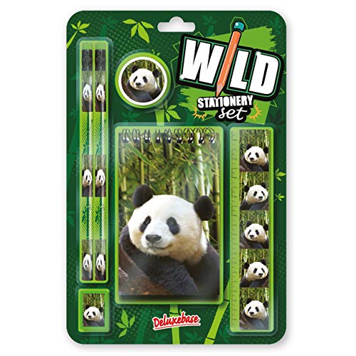 Deluxebase Wild Stationery Set – Panda. Diese lustigen Schulbedarf-Sets enthalten 2 Bleistifte, einen Radiergummi, einen Bleistiftspitzer, EIN Lineal und EIN Notizbuch, Schreibwaren-Set Deluxebase Wild Stationery Set – Panda. Diese lustigen Schulbedarf-Sets enthalten 2 Bleistifte, einen Radiergummi, einen Bleistiftspitzer, EIN Lineal und EIN Notizbuch, Schreibwaren-Set von Deluxebase