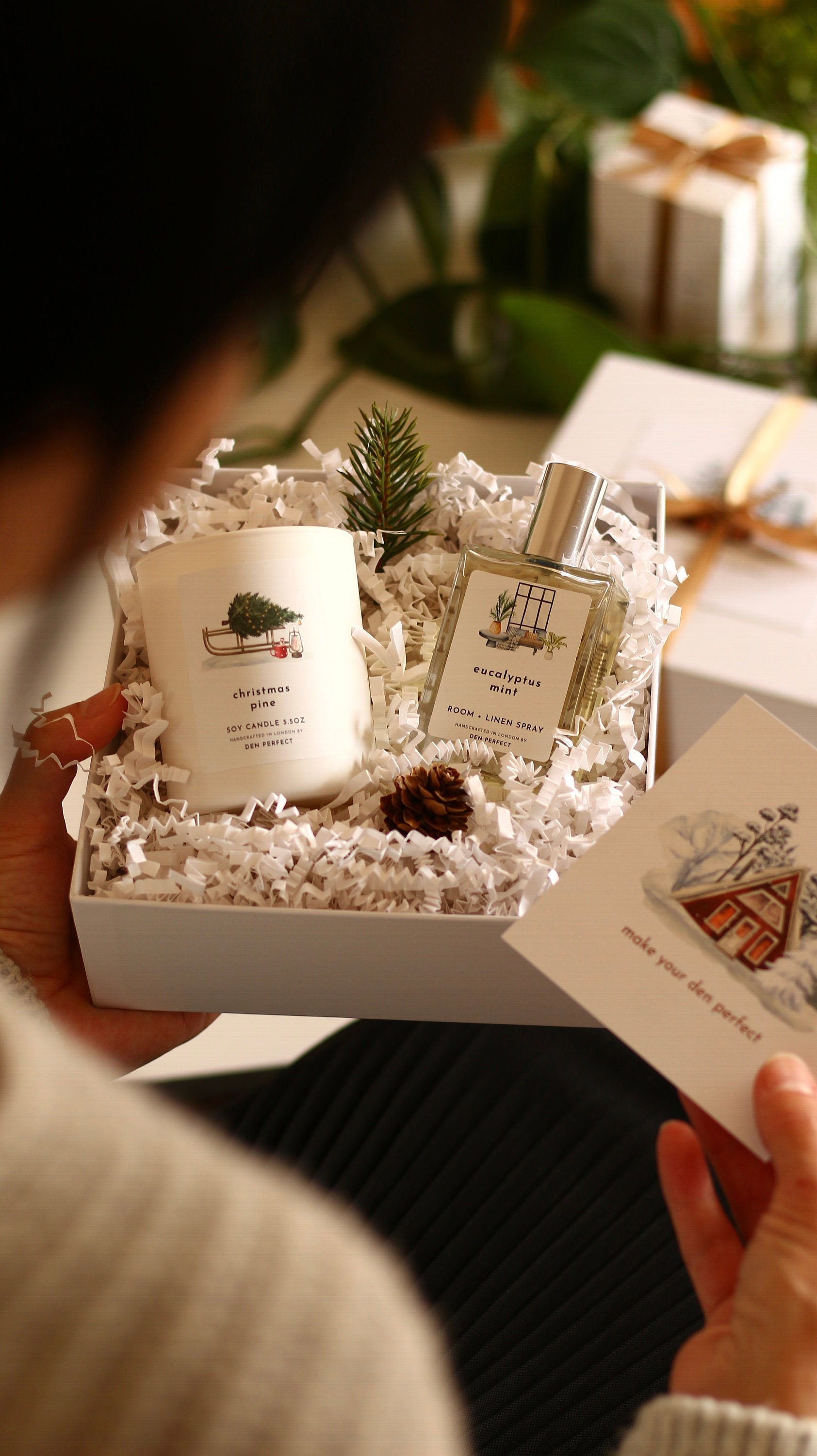Christmas Pine Geschenkset, Sojakerze Und Zimmer + Leinenspray Geschenkbox von DenPerfectUK