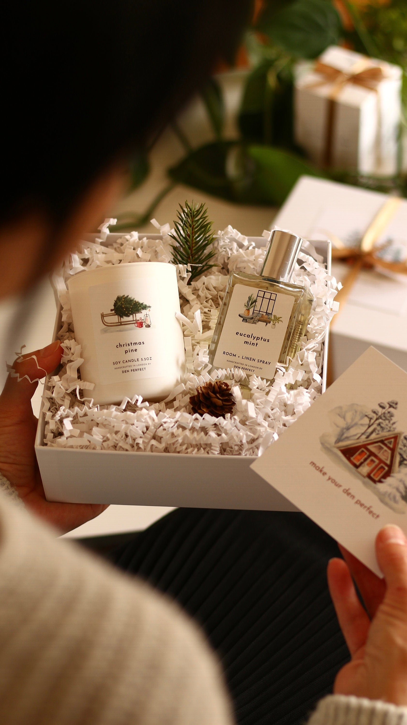 Christmas Pine Geschenkset, Sojakerze Und Room + Linen Spray Geschenkbox Christmas Pine Geschenkset, Sojakerze Und Room + Linen Spray Geschenkbox von DenPerfectUK