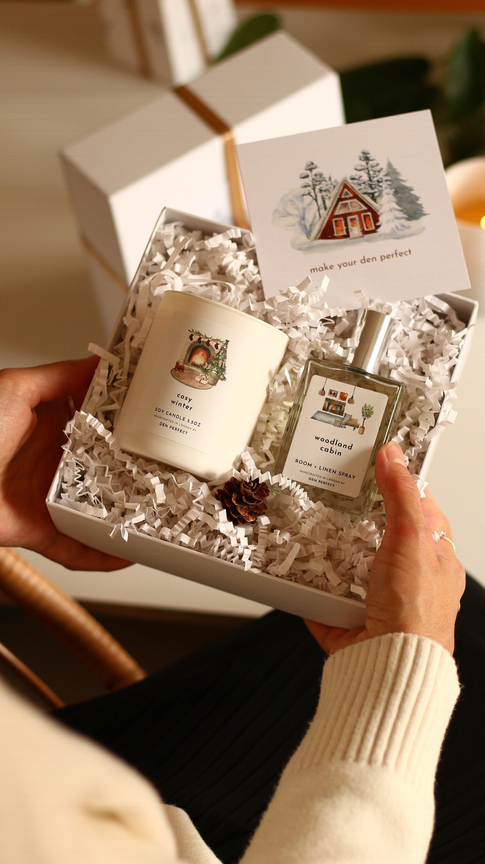 Cosy Winter Geschenkset, Sojakerze Und Zimmer + Leinen Spray Geschenkbox Weihnachtsgeschenkset von DenPerfectUK