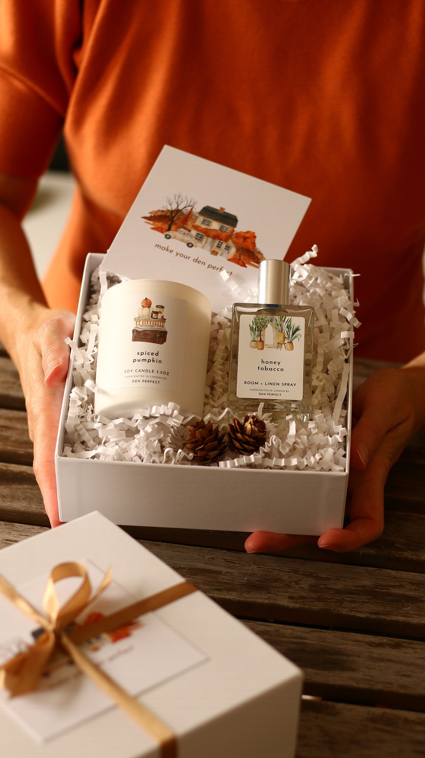 Spiced Pumpkin Geschenkset, Sojakerze Und Room + Linen Spray Geschenkbox Herbst Geschenkset von DenPerfectUK