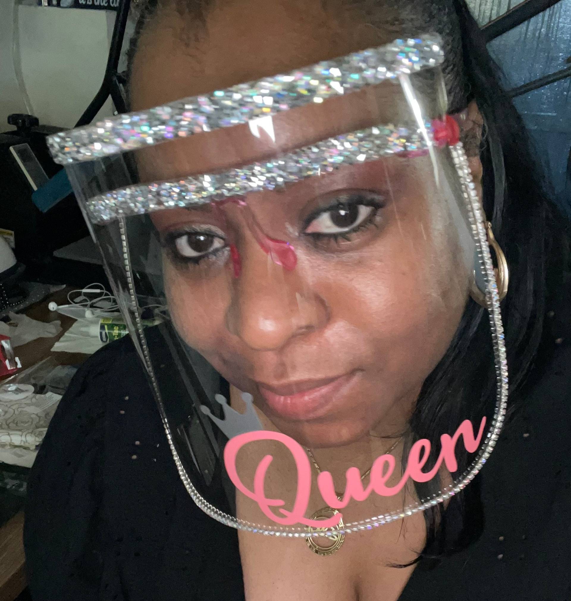 Benutzerdefinierte Gesichtsschutz | Hübsche Ab Irisierende Strasssteine Queen Abziehbild Aufkleber Anti-Beschlag von DesignsByJMoB
