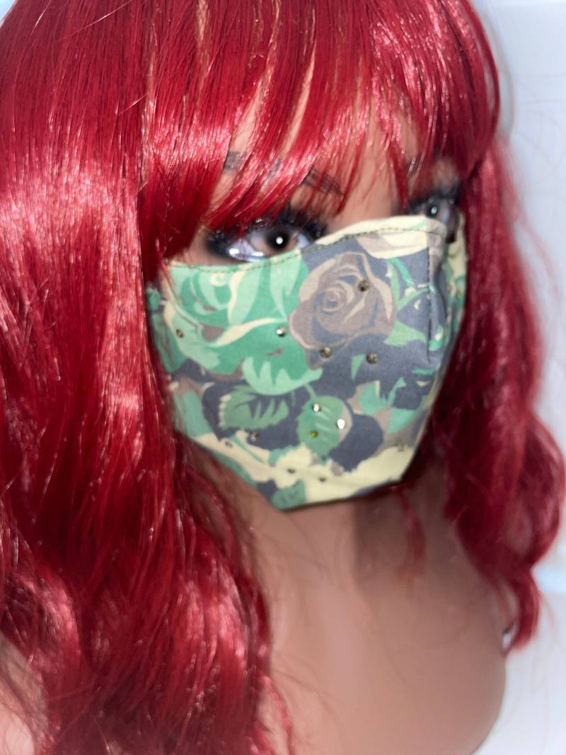 Camouflage Rose Gesichtsmaske | Enthält Strasssteine Für Bling Abwaschbar Doppellagig Wiederverwendbar Nasensteg von DesignsByJMoB