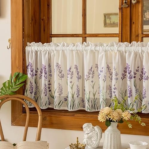 Devola Kurzgardine Lavendel Halbtransparente Scheibengardine mit Blumenmotiv Küchengardinen Landhausstil, Fensterdeko Gardinen für Bad, Wohnzimmer & Café HxB 40x90cm Weiß 1 Stück Devola Kurzgardine Lavendel Halbtransparente Scheibengardine mit Blumenmotiv Küchengardinen Landhausstil, Fensterdeko Gardinen für Bad, Wohnzimmer & Café HxB 40x90cm Weiß 1 Stück von Devola