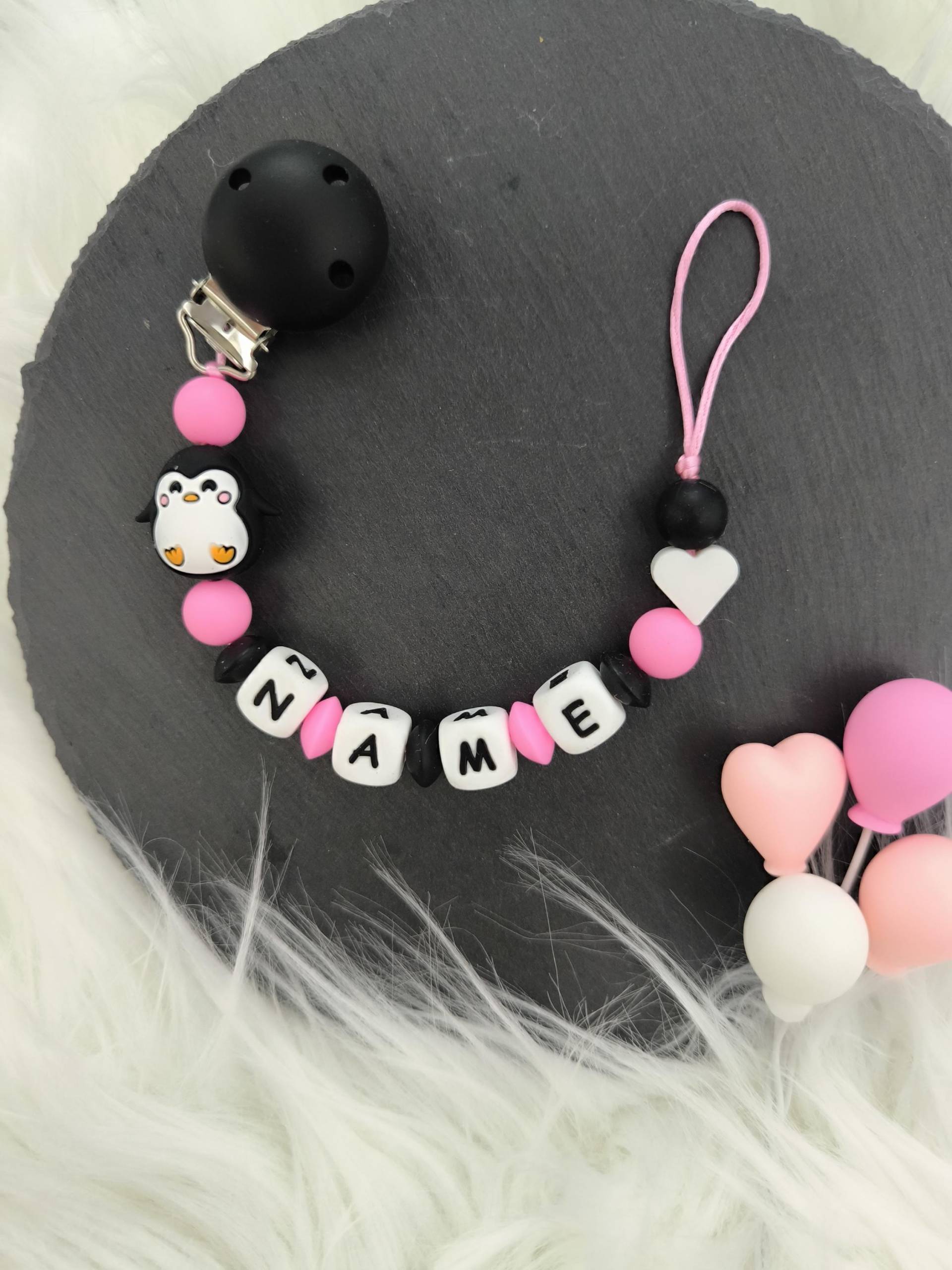 Schnullerkette " Pinguin Personalisiert Mit Namen Inkl. Geschenkbeutel Individueller Nachricht Aufgedruckt Schnullerkette " Pinguin Personalisiert Mit Namen Inkl. Geschenkbeutel Individueller Nachricht Aufgedruckt von Dewuna