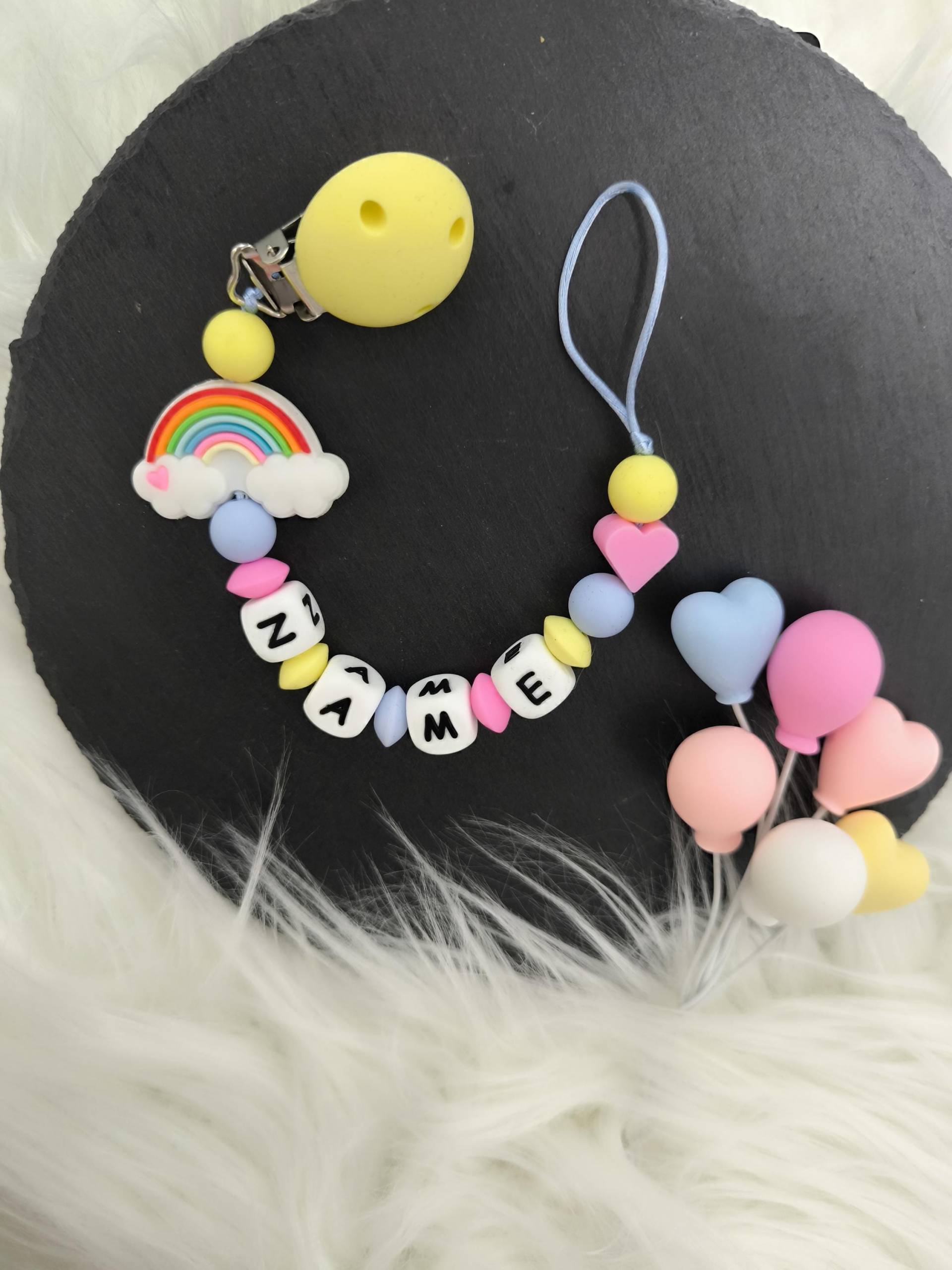 Schnullerkette " Rainbow Personalisiert Mit Namen Inkl. Geschenkbeutel Individuellem Aufdruck Schnullerkette " Rainbow Personalisiert Mit Namen Inkl. Geschenkbeutel Individuellem Aufdruck von Dewuna