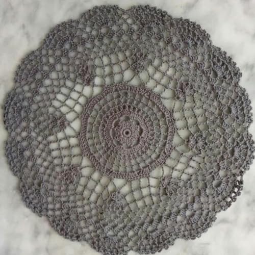 33 cm Spitze, rundes Tischset aus Baumwolle, Geschirrunterlage, gehäkeltes Tischset, Tasse, Tasse, Tischdecke, Teeuntersetzer, handgefertigtes Deckchen für die Küche, grau, rund, 33 cm 33 cm Spitze, rundes Tischset aus Baumwolle, Geschirrunterlage, gehäkeltes Tischset, Tasse, Tasse, Tischdecke, Teeuntersetzer, handgefertigtes Deckchen für die Küche, grau, rund, 33 cm von Dfdr