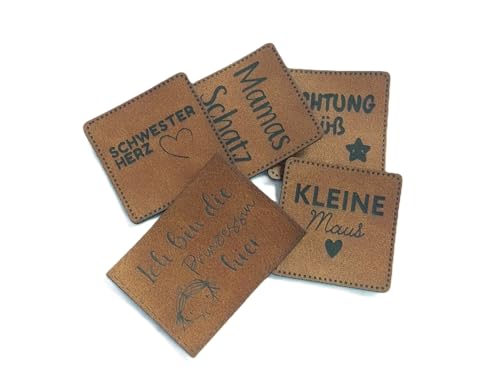 Handmade Label Set | Labels Kunstleder | Set á 5 Stück | witzige Sprüche und Motive | hellbraun (Mädchen 1) von Die Stofftante