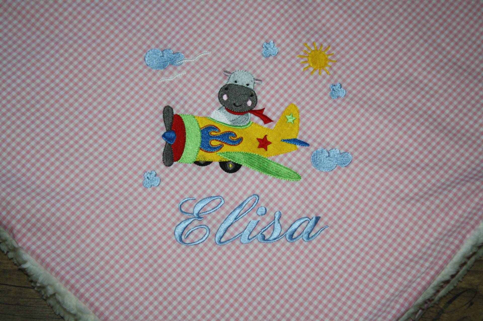 Babydecke Decke Kuscheldecke Nilpferd Im Flugzeug Rosa Karo & Wunschnamen W73 Babydecke Decke Kuscheldecke Nilpferd Im Flugzeug Rosa Karo & Wunschnamen W73 von DieWichtelstickerei